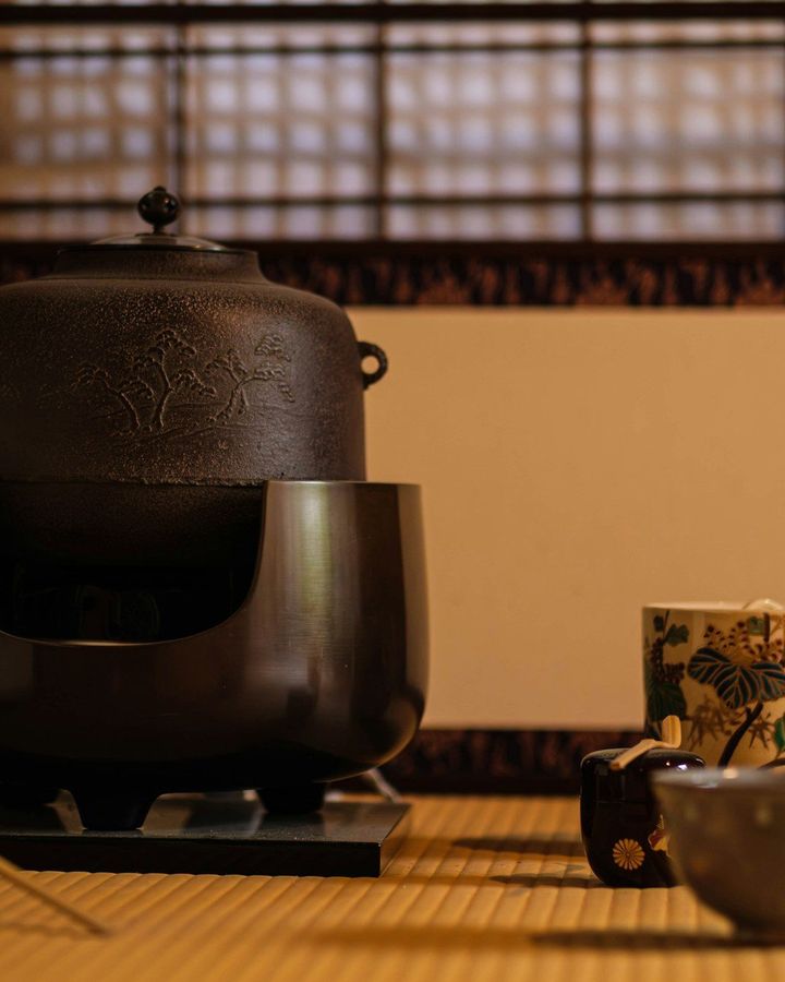 Antique Gallery Tour & Tea in Gion
